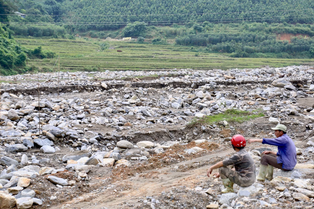 50 ha ruộng bị đất đá vùi lấp 2 năm chưa thể khắc phục vì 'quy trình’?- Ảnh 1.