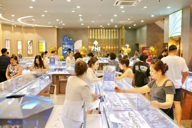Ch&iacute;nh s&aacute;ch mới v&agrave; cơ hội ph&aacute;t huy năng lực cạnh tranh của PNJ - Ảnh 2.