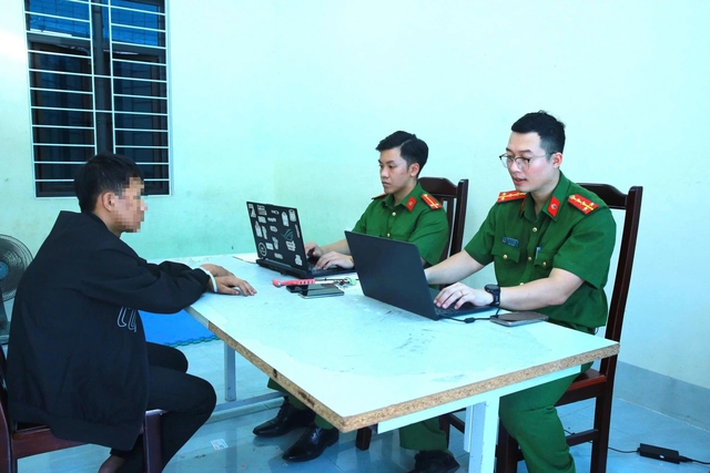 3 nghi phạm đập vỡ kính hàng loạt xe ô tô ở Nghệ An khai gì? - Ảnh 1.