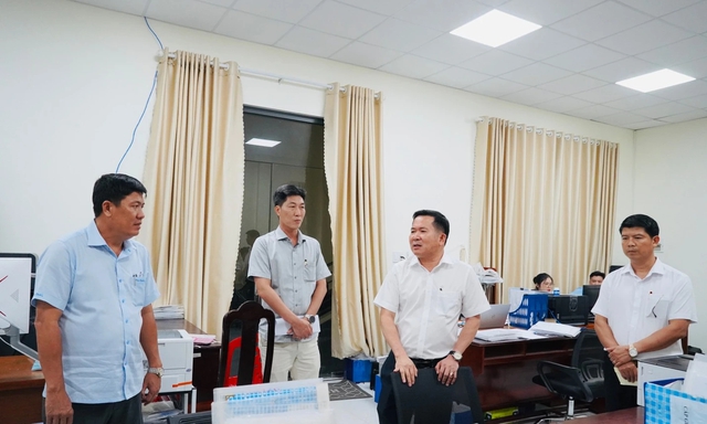 Ông Đinh Văn Nơi thưởng nóng 100 triệu cho lực lượng làm hồ sơ đất đai - Ảnh 5.