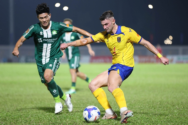 Đua sinh tồn V-League cực n&oacute;ng: C&ocirc;ng Phượng v&agrave; CLB TP.Đồng Nai kh&oacute; tho&aacute;t v&eacute; rớt hạng?- Ảnh 1.