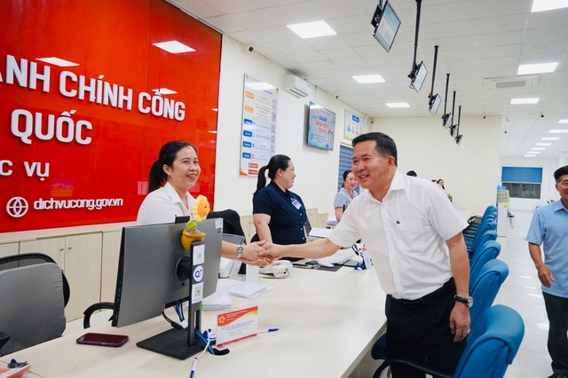 Ông Đinh Văn Nơi thưởng nóng 100 triệu cho lực lượng làm hồ sơ đất đai - Ảnh 1.