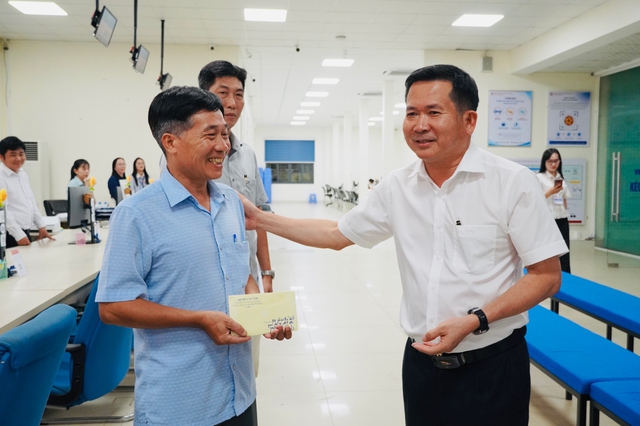 Ông Đinh Văn Nơi thưởng nóng 100 triệu cho lực lượng làm hồ sơ đất đai - Ảnh 2.