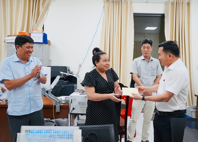Ông Đinh Văn Nơi thưởng nóng 100 triệu cho lực lượng làm hồ sơ đất đai - Ảnh 4.