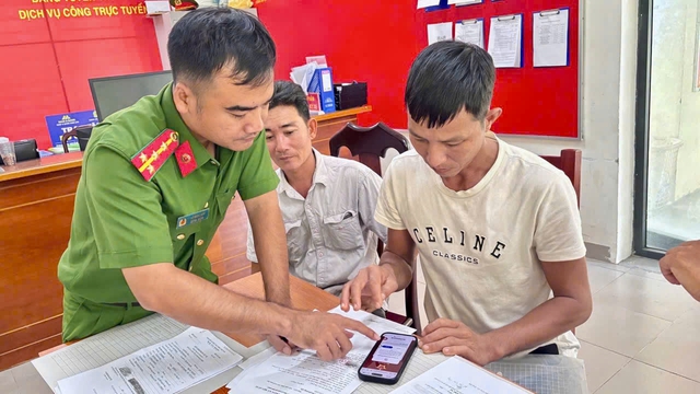 Kh&aacute;nh H&ograve;a tặng qu&agrave; người d&acirc;n l&agrave;m thủ tục sang t&ecirc;n, thu hồi đăng k&yacute; xe - Ảnh 1.