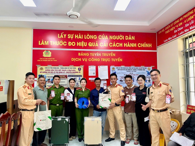 Kh&aacute;nh H&ograve;a tặng qu&agrave; người d&acirc;n l&agrave;m thủ tục sang t&ecirc;n, thu hồi đăng k&yacute; xe - Ảnh 2.