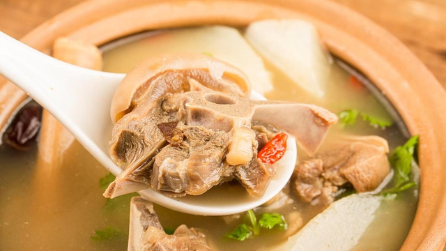Sau tuổi 45: Bổ sung ngay những thực phẩm n&agrave;y để k&iacute;ch hoạt collagen tự nhi&ecirc;n - Ảnh 2.