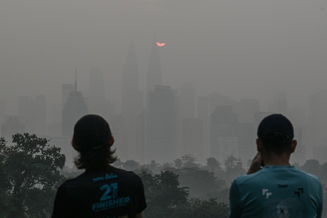 Air pollution linked to higher risk of glaucoma and cataracts - Ảnh 1.