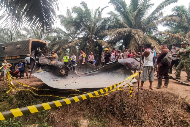 Indonesia investigates crash of suspected Chinese rocket fragment - Ảnh 1.