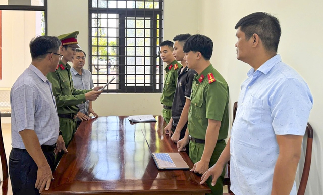 Uống rượu bia rồi lái ô tô tông công nhân vệ sinh, tài xế bị bắt giam- Ảnh 1.