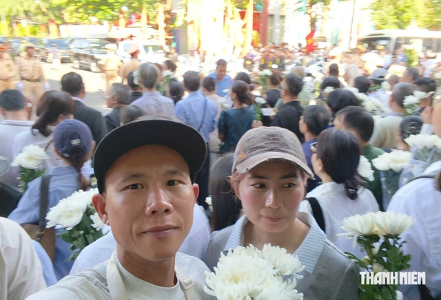 Vợ chồng tặng 4.000 cành cúc trắng tri ân liệt sĩ tiếp tục trao quà bệnh nhi - Ảnh 5.