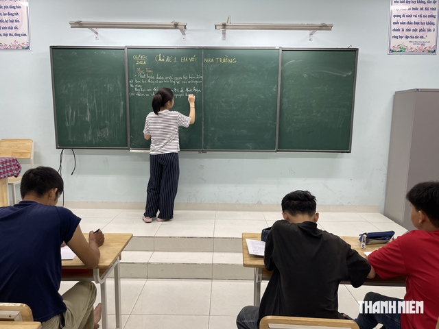 Khánh Hòa hỗ trợ 200.000 đồng/học viên cho người vận động người mù chữ đến lớp - Ảnh 1.