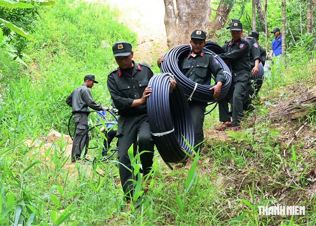 Băng đồi vượt núi 'cõng' điện, dẫn nước về bản - Ảnh 2.