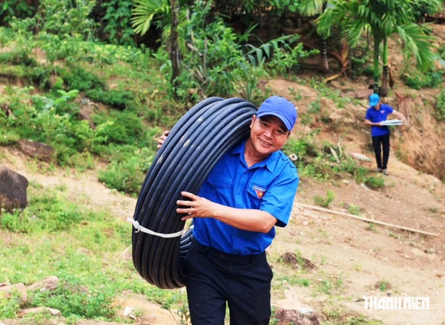 Băng đồi vượt núi 'cõng' điện, dẫn nước về bản - Ảnh 3.