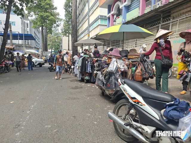Lấn chiếm đường để buôn bán và làm bãi giữ xe- Ảnh 1.