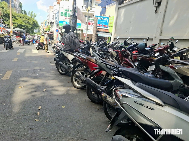 Lấn chiếm đường để buôn bán và làm bãi giữ xe- Ảnh 2.
