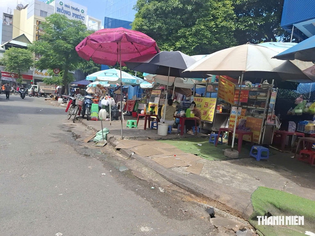 Lấn chiếm đường để buôn bán và làm bãi giữ xe- Ảnh 3.