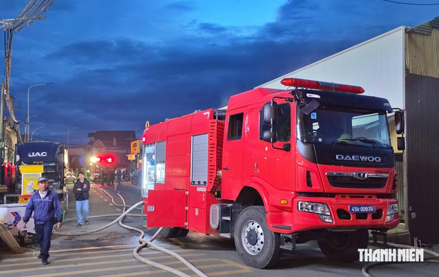 Cháy lớn kho nội thất ở Đà Lạt, khói bốc dày đặc- Ảnh 2.