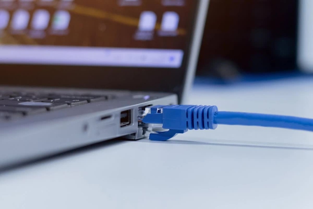 Đã cắm dây mạng Ethernet, có cần tắt Wi-Fi trên máy tính? - Ảnh 1.