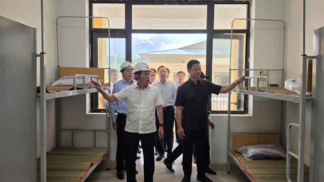 Phó Thủ tướng Lê Tiến Châu kiểm tra hai dự án cơ sở giáo dục Quảng Trị - Ảnh 4.