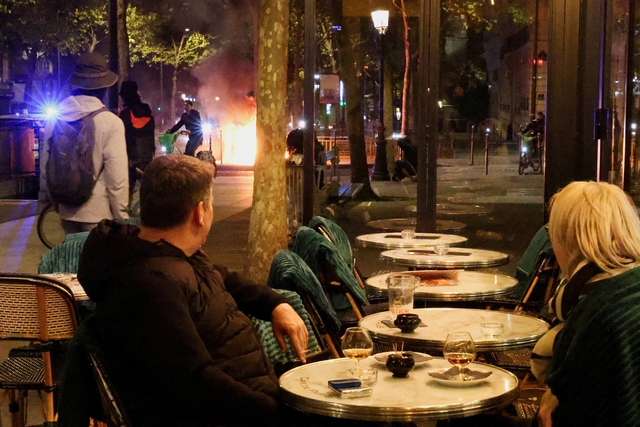 Hai người 'thảnh thơi' uống rượu giữa bạo động ở Paris gây sốt - Ảnh 1.