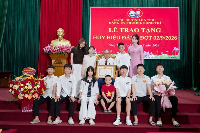 Cụ &ocirc;ng 80 tuổi suốt 19 năm mua hoa ra nghĩa trang tặng vợ dịp đặc biệt - Ảnh 4.