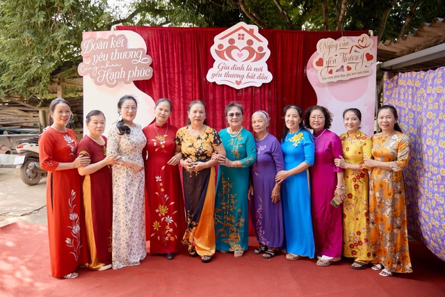 12 chị em ruột lớn tuổi tổ chức kỷ niệm ngày cưới trong căn nhà cổ - Ảnh 8.