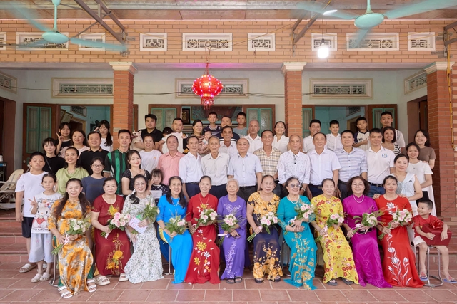 12 chị em ruột lớn tuổi tổ chức kỷ niệm ngày cưới trong căn nhà cổ - Ảnh 1.