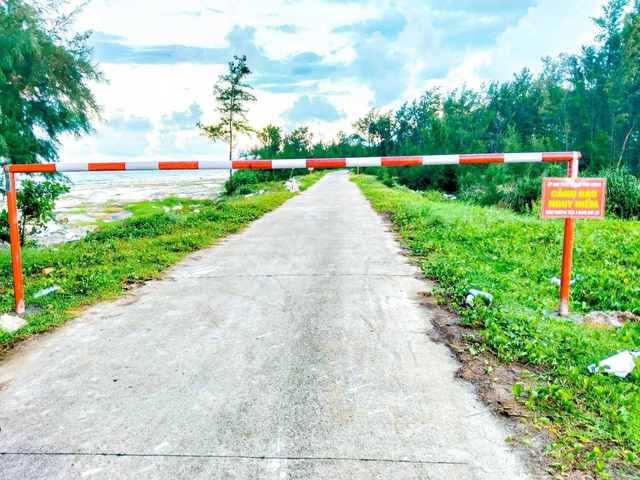 Tuyến đê ở xã biển Quảng Trị bị hư hỏng nghiêm trọng sau đợt mưa lớn- Ảnh 3.