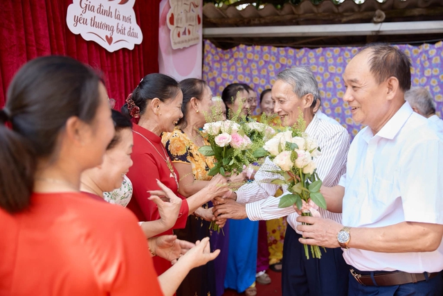 12 chị em ruột lớn tuổi tổ chức kỷ niệm ngày cưới trong căn nhà cổ - Ảnh 9.