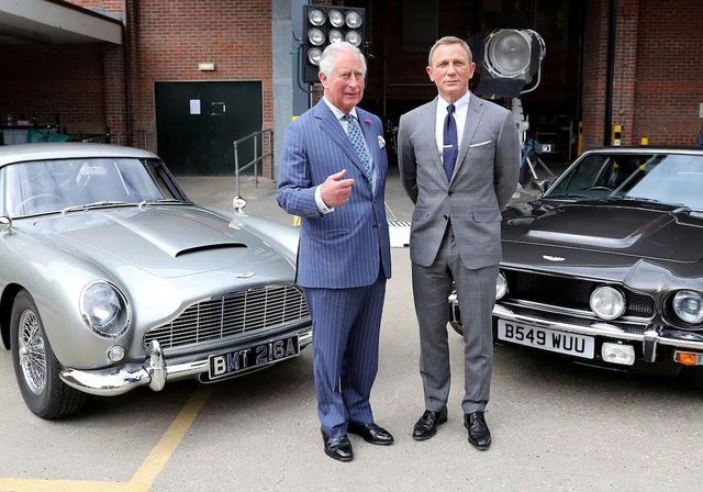 400 lô vật phẩm trong phim 'James Bond' được đem bán đấu giá - Ảnh 2.