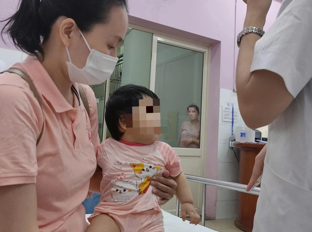 Bệnh nhi miền Trung nhập viện tăng đột biến, b&aacute;c sĩ chỉ c&aacute;ch ph&ograve;ng tr&aacute;nh  - Ảnh 2.