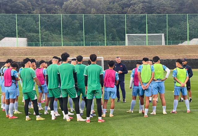 U.17 Việt Nam thua đậm U.18 Seoul FC: HLV Roland ‘xáo tung’ đội hình, thử nghiệm nhân sự trước World Cup- Ảnh 1.