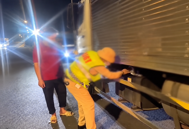 Bằng lái bị CSGT giữ, chưa nộp phạt vẫn lái xe, nữ tài xế bị phạt tiếp - Ảnh 2.