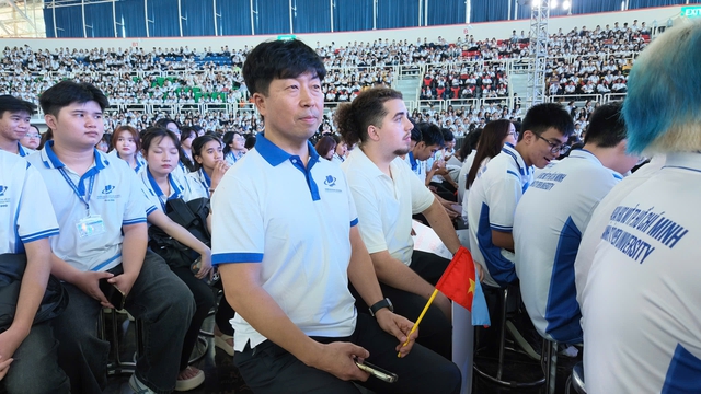 Người đàn ông Hàn Quốc 52 tuổi đến Việt Nam học thạc sĩ - Ảnh 1.