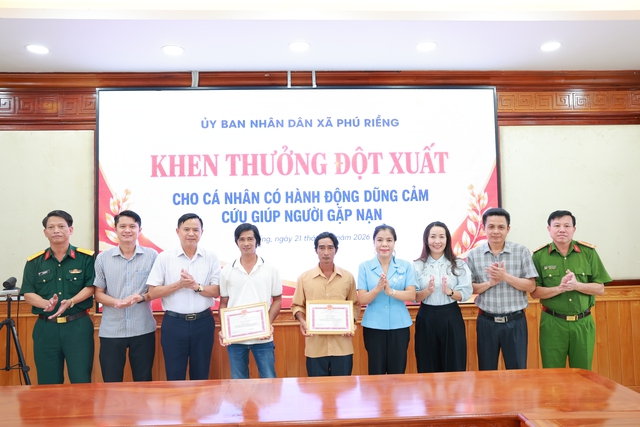 3 người đàn ông dũng cảm nhảy xuống dòng nước chảy xiết cứu thiếu niên 14 tuổi - Ảnh 1.