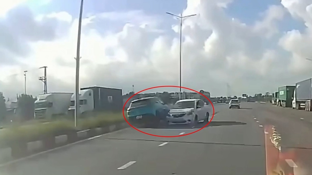 Xe taxi quyết không nhường đường ô tô đi ngược chiều, dẫn đến tai nạn đối đầu - Ảnh 1.