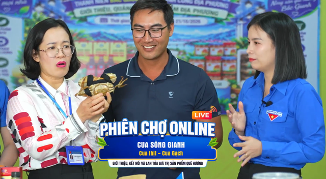 Bí thư phường ở Quảng Trị livestream bán cua, hàu, nông sản, chốt hàng trăm đơn - Ảnh 2.