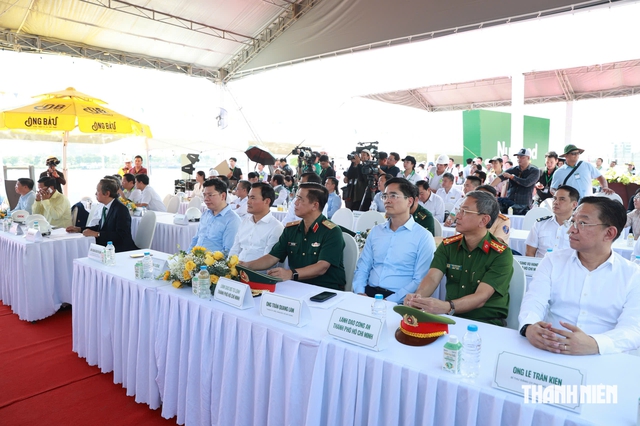 Đã chính thức hợp long cầu đi bộ ngàn tỉ qua sông Sài Gòn - Ảnh 1.