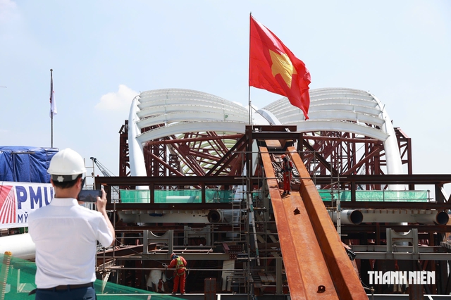 Đã chính thức hợp long cầu đi bộ ngàn tỉ qua sông Sài Gòn - Ảnh 4.