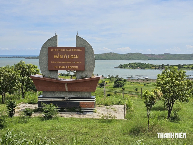 Danh thắng đầm &Ocirc; Loan: Lạ kỳ đ&egrave;n dầu gọi t&ocirc;m - Ảnh 1.