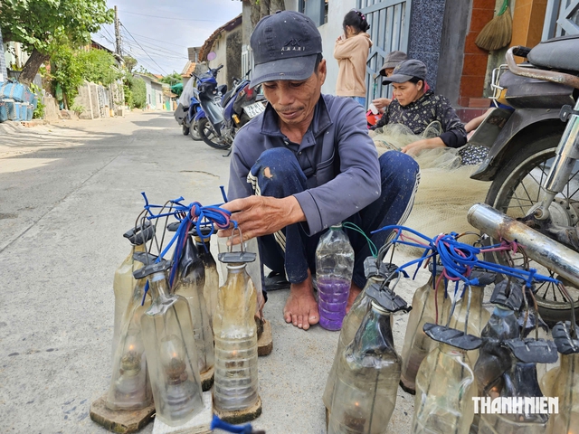 Danh thắng đầm &Ocirc; Loan: Lạ kỳ đ&egrave;n dầu gọi t&ocirc;m - Ảnh 5.