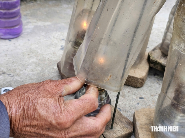 Danh thắng đầm &Ocirc; Loan: Lạ kỳ đ&egrave;n dầu gọi t&ocirc;m - Ảnh 4.