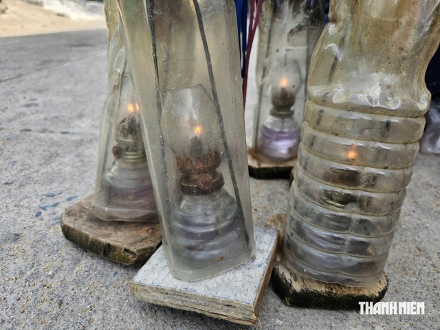 Danh thắng đầm &Ocirc; Loan: Lạ kỳ đ&egrave;n dầu gọi t&ocirc;m - Ảnh 2.