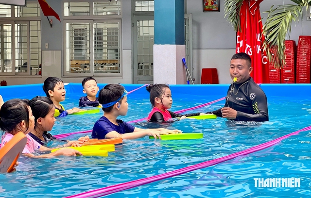 TP.HCM đề xuất hỗ trợ tiền học bơi cho học sinh 88 phường, xã, đặc khu - Ảnh 1.