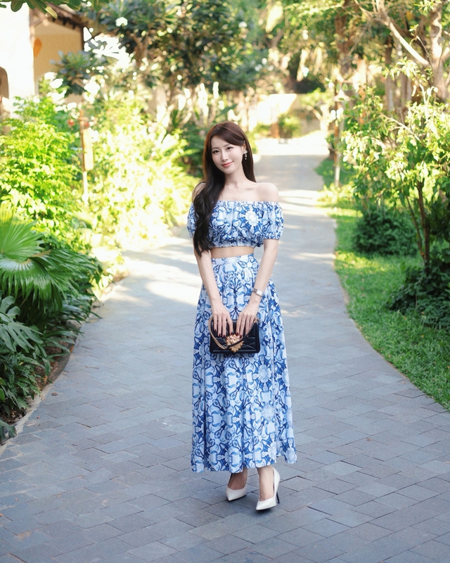 Set &aacute;o ch&acirc;n v&aacute;y hoa 'chiếm trọn' &aacute;nh nh&igrave;n xuống phố  - Ảnh 1.