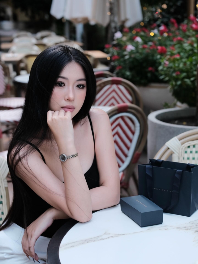 Đồng hồ nhỏ tạo nét "sang ngầm" trên cổ tay quý cô - Ảnh 5.