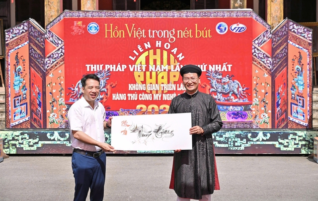 Thư pháp gia cả nước hội tụ về Huế trình diễn 'Hồn Việt qua nét bút'- Ảnh 2.