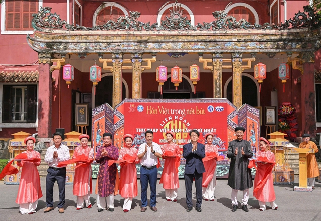 Thư pháp gia cả nước hội tụ về Huế trình diễn 'Hồn Việt qua nét bút'- Ảnh 1.