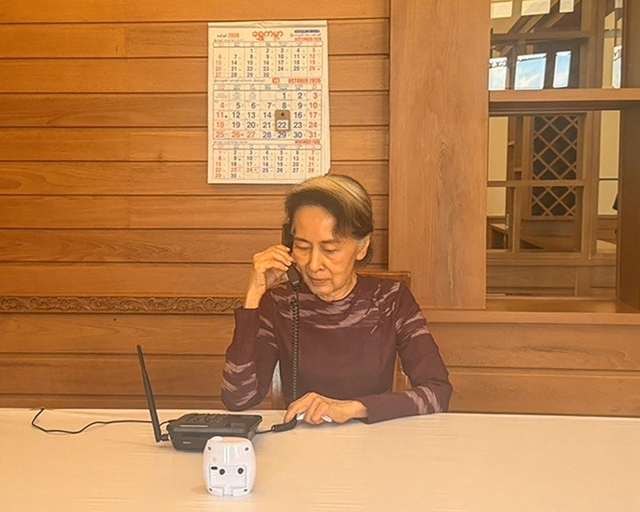 B&agrave; Aung San Suu Kyi lần đầu tr&ograve; chuyện với con trai sau 5 năm - Ảnh 1.